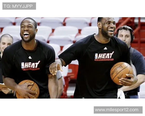 乔治与前AAU队友魔术理查德森合影引发球迷热议