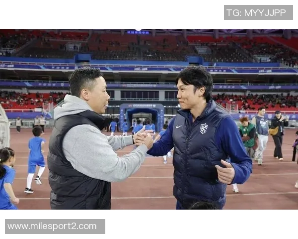 足球报消息称三镇暂无换帅计划邓卓翔与俱乐部沟通尚未深入