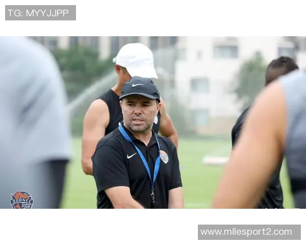 安东尼奥半决赛后狂欢庆祝站桌挥拳展现激情与力量