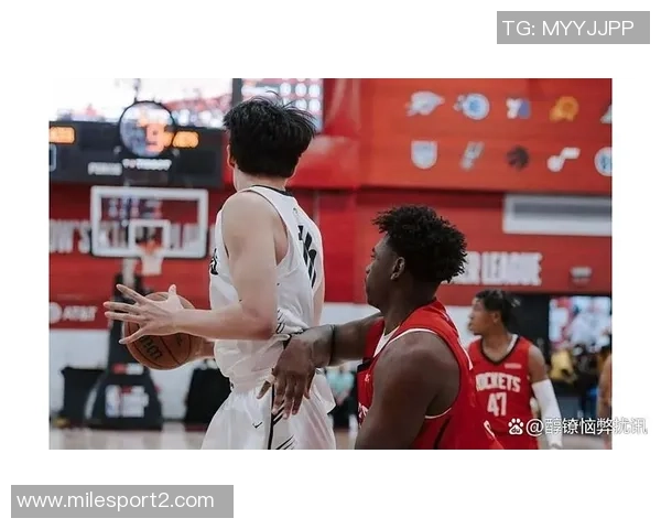 开拓者社区活动精彩瞬间杨瀚森与利拉德亲密互动回馈球迷 开拓者社区活动精彩瞬间杨瀚森与利拉德亲密互动回馈球迷