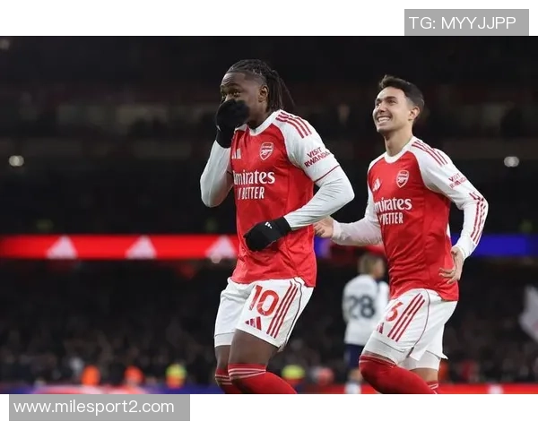 埃泽北伦敦德比首秀上演帽子戏法社媒晒庆祝照引发热议