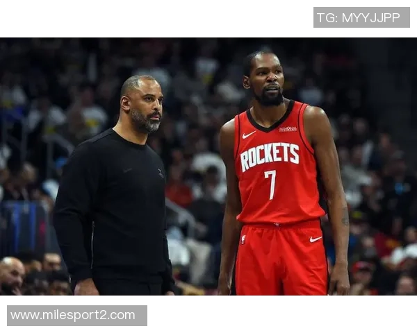 KD怒砸水瓶瞬间引发小贾和阿门惊愕不已场面尴尬至极 KD怒砸水瓶瞬间引发小贾和阿门惊愕不已场面尴尬至极